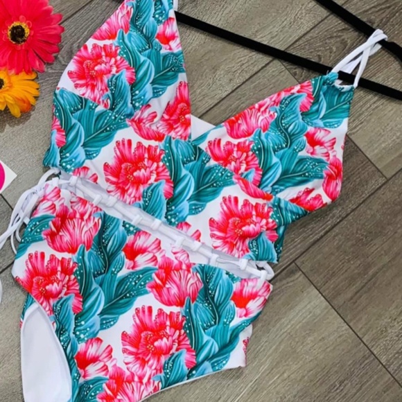 Gorgeous Reversible 4 in 1 lace up swimsuit super flattering - Picture 3 of 5